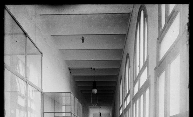 Inicis del Museu d'Història de Sabadell instal·lat en un dels passadissos de l'Escola Industrial. Sabadell