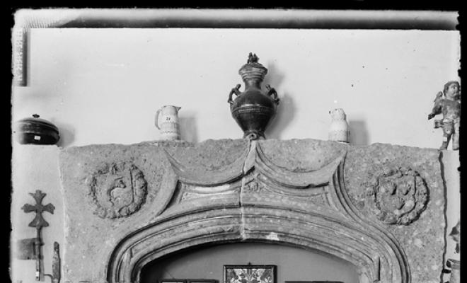 Portal, aiguamans i rajoles en una sala del Museu d'Història de Sabadell