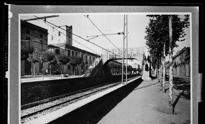 Pas en alçat sobre la via del tren al carrer Latorre. Sabadell