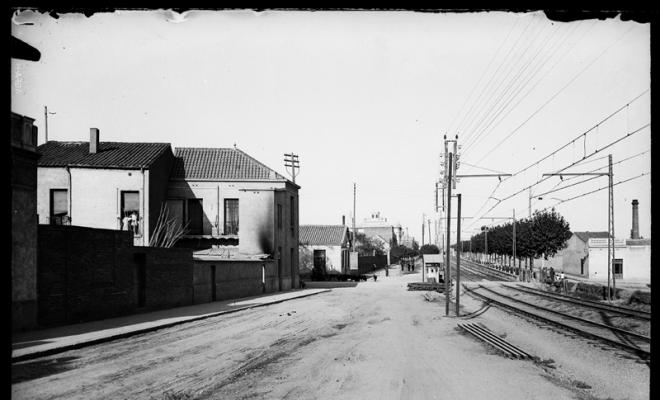 Via del tren del carrer Latorre al seu creuament amb la carretera de Barcelona. Sabadell