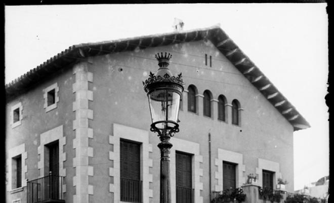 Fanal amb la casa Picart al fons. Carrer Sant Joan cantonada carrer Tres Creus i carrer Indústria. Sabadell