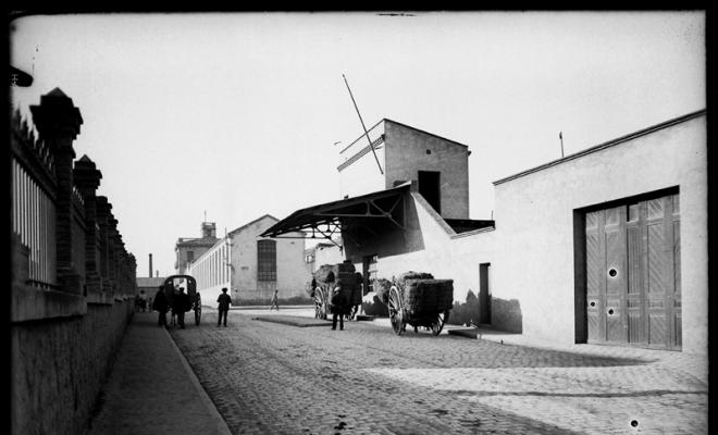 Bàscula pública de l'Ajuntament al carrer d'Alfons Sala. Sabadell