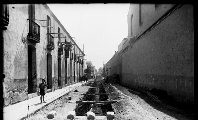 Obres de clavegueram al carrer Argüelles, actualment Sallarès i Pla. Sabadell