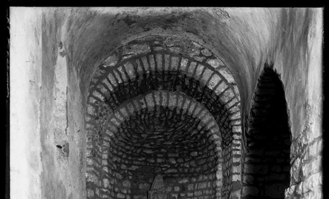 Interior d'un dels absis del monestir benedictí de Sant Llorenç del Munt al cim de la muntanya de la Mola