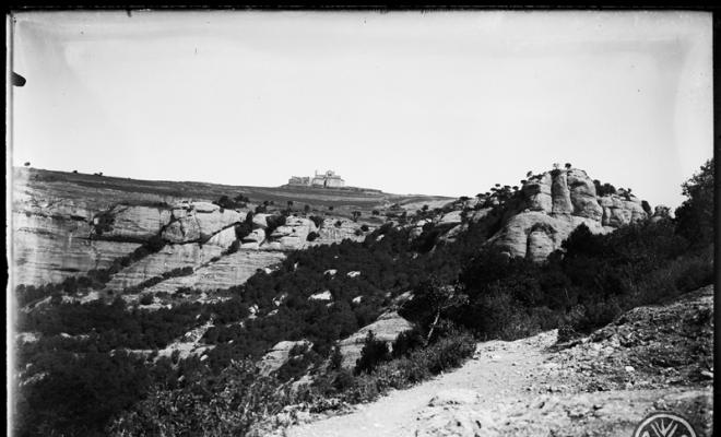 Camí dels monjos al parc Natural de Sant Llorenç del Munt, al fons el monestir