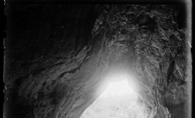 Interior de la cova Simanya al Parc Natural de Sant Llorenç del Munt