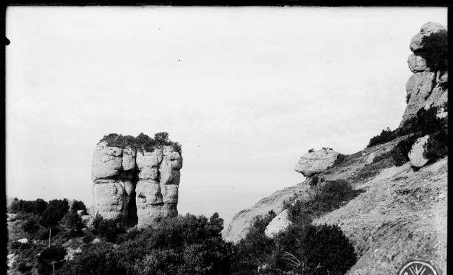 Cova del Drac des del camí que va al Mal Pas de Can Pobla. Parc Natural de Sant Llorenç del Munt