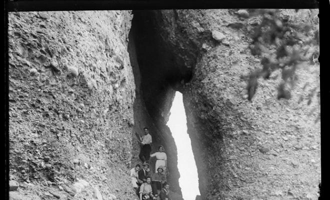 Grup d'excursionistes davant de la Cova del Drac. Parc Natural de Sant Llorenç del Munt