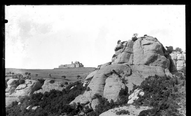 Perspectiva des del sud del monestir benedictí de Sant Llorenç del Munt