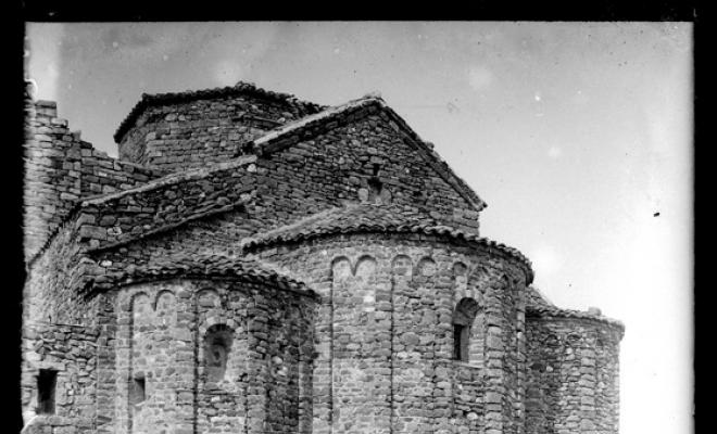Absis del monestir benedictí de Sant Llorenç del Munt al cim de la muntanya de la Mola