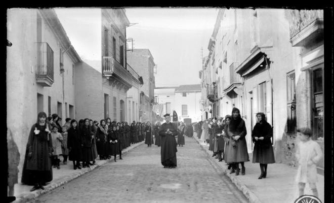 Via Crucis de la parròquia de Sant Feliu, el matí de divendres Sant, al seu pas pel carrer Sant Quirze. Sabadell