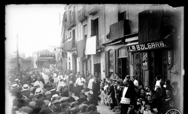 Processó de Corpus a la plaça Major, a l'alçada de la botiga merceria la Búlgara. Sabadell