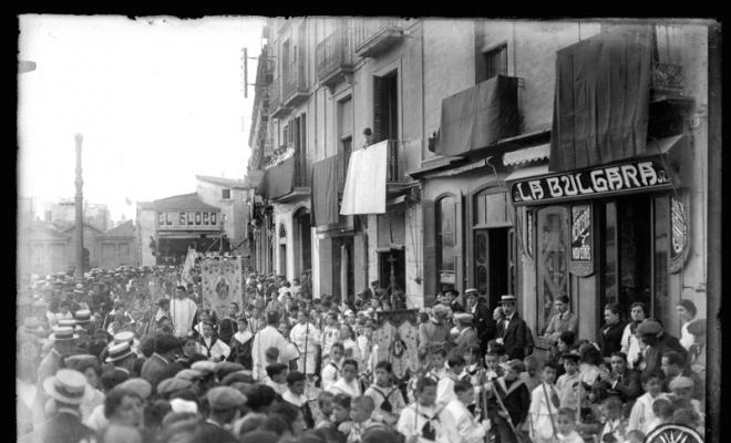 Processó de corpus amb la participació de les escoles al seu pas per la plaça Major. Sabadell