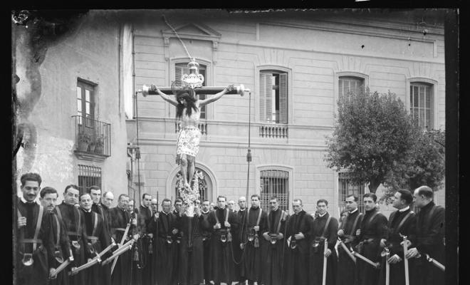 Via Crucis dels portants del Sant Crist de la parròquia de Sant Feliu a la plaça Sant Roc. Sabadell