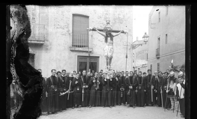 Portants del Sant Crist amb la Creu a la plaça de les Marquillas. Sabadell