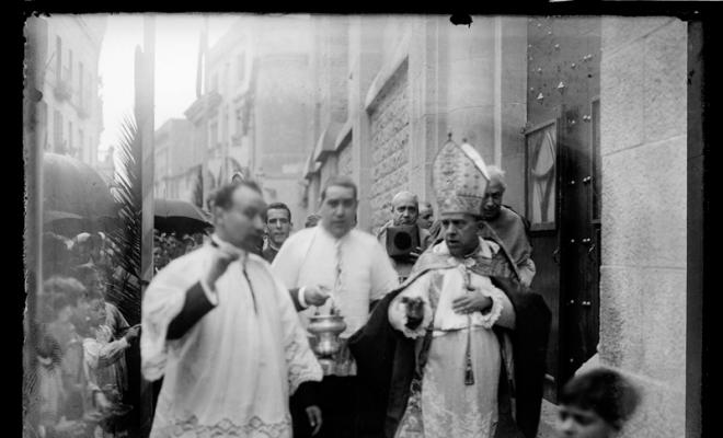 El bisbe de Barcelona Ramon Guillamet Coma beneïnt la part exterior de l'església de Sant Feliu. Sabadell