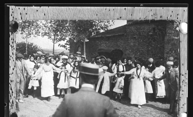 Gent ballant sardanes en l'aplec del santuari de la Mare de Déu de la Salut. Sabadell
