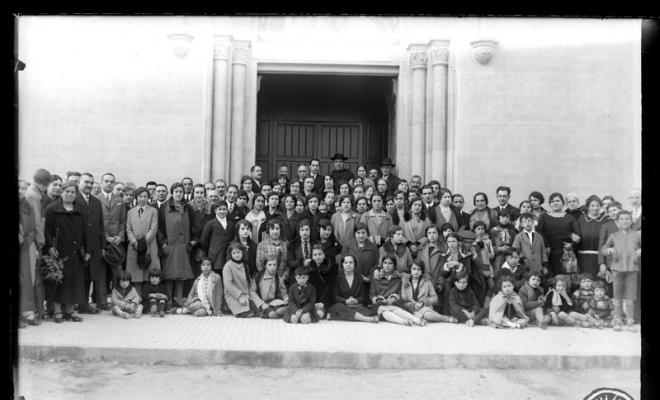 Grup a la porta del Santuari de la Mare de Déu de la Salut. Pontifical del cambril de la Salut presidit pel bisbe de Barcelona Josep Miralles Sbert. Sabadell