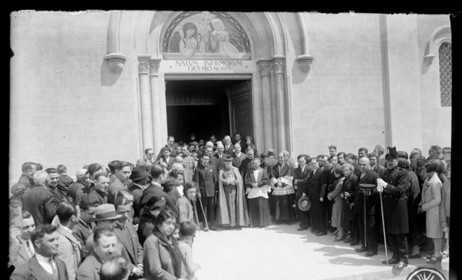L'alcalde Esteve Relat i el bisbe de Barcelona Ramon Guillamet Coma sortint de l'església del Santuari de la Mare de Déu de la Salut. Sabadell
