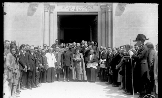 L'alcalde Esteve Relat i el bisbe de Barcelona Ramon Guillamet Coma sortint de l'església del Santuari de la Mare de Déu de la Salut. Sabadell