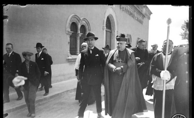 L'alcalde de Sabadell Esteve Maria Relat Corominas (esquerra) i el bisbe de Barcelona Ramon Guillament Coma (dreta) durant un acte al santuari de la Mare de Déu de la Salut. Sabadell