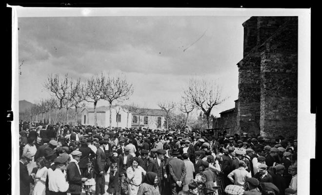 Multitud assistent a l'aplec de la Mare de Déu de la Salut. Sabadell