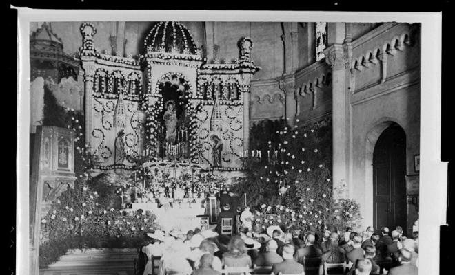 Altar del Santuari de la Mare de Déu de la Salut guarnit per un casament. Sabadell