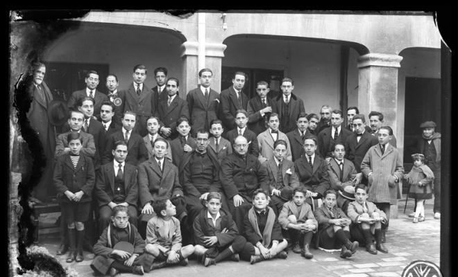 Junta i membres de la Congregació Mariana al pati de les Germanetes dels Ancians Desemparats en la presentació del nou director Pare Tura i el comiat del pare Joan Serrabassa