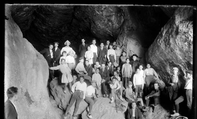 Excursió de la Congregació Mariana a la Cova Simanya. Sant Llorenç del Munt