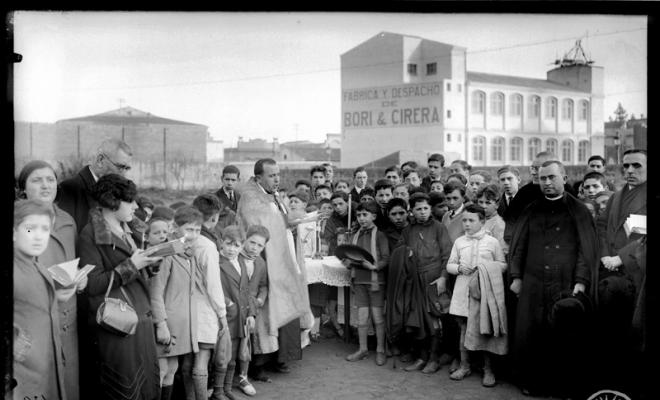 Benedicció del camp d'esports destinat a la Congregació Mariana en l'Horta de la casa Duran, a l'actual carrer Tres Creus