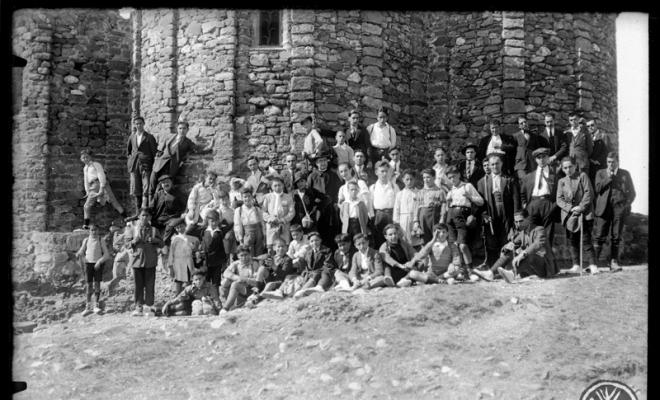 Membres de la Congregació Mariana darrera dels absis del monestir de Sant Llorenç del Munt, a la muntanya de la Mola