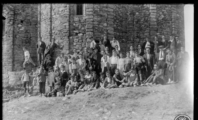 Membres de la Congregació Mariana darrera dels absis del monestir de Sant Llorenç del Munt, a la muntanya de la Mola