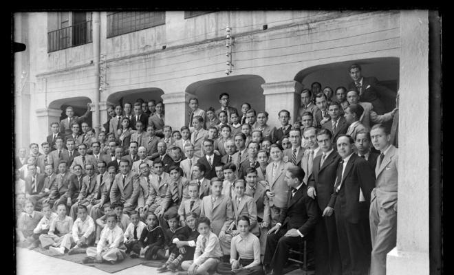 La Congregació Mariana el dia de la seva festa patronal al pati de les Germanetes dels ancians desemparats al carrer Sant Joan. Sabadell