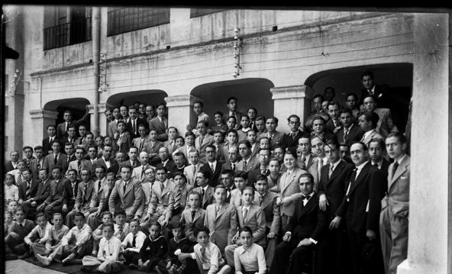 La Congregació Mariana el dia de la seva festa patronal al pati de les Germanetes dels ancians desemparats al carrer Sant Joan. Sabadell