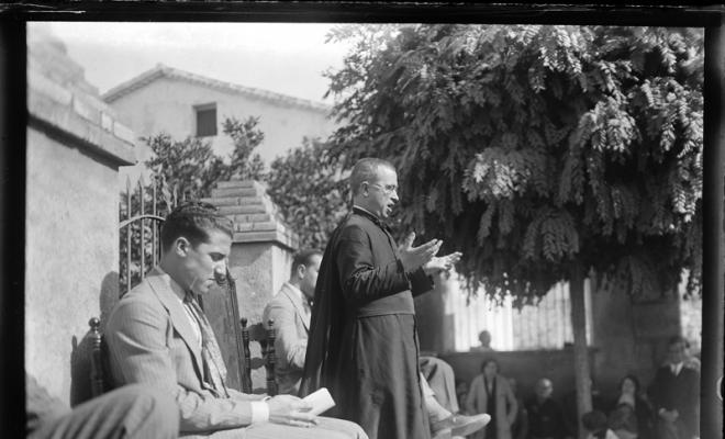 Pare del Cor de Maria donant un discurs en un acte de propaganda de la Congregació Mariana.  Santuari de Sant Cebrià de Valldoreix
