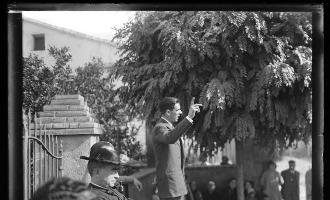 Josep Sabater Casañas donant un discurs en un acte de propaganda de la Congregació Mariana. Santuari de Sant Cebrià de Valldoreix