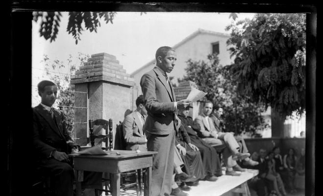 Josep Maria Miralles donant un discurs en un acte de propaganda de la Congregació Mariana. Santuari de Sant Cebrià de Valldoreix