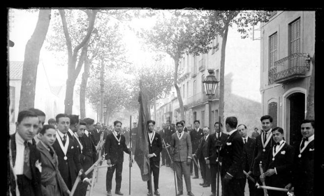Processó de Corpus dels membres de la Congregació Mariana al pas per la Rambla cantonada carrer Borrell