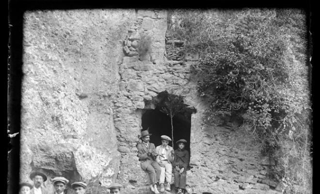 Gurp davant de la façana de l'ermita de Santa Agnés. Excursió a la muntanya de Sant Llorenç del Munt (la Mola)