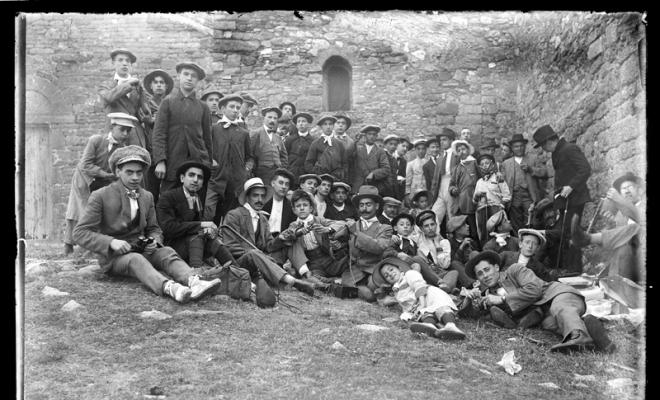 Membres de la Congregació Mariana d'excursió a Sant Llorenç del Munt