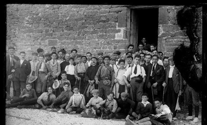 Membres de la Congregació Mariana d'excursió a la Mola de Sant Llorenç del Munt
