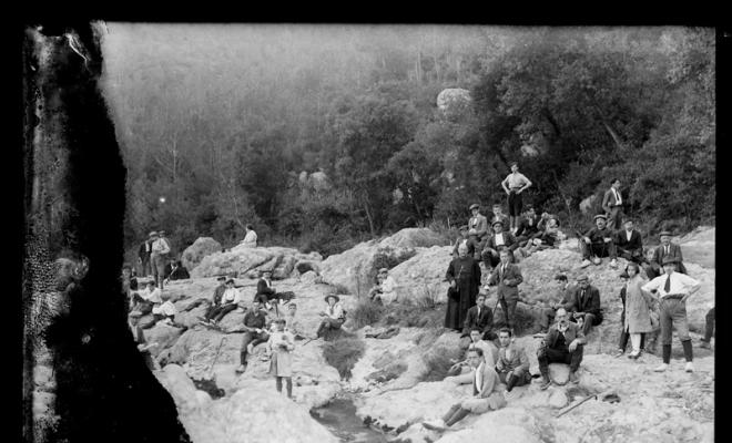 Grup de la Congregació Mariana d'excursió en una riera, prop de Sant Llorenç del Munt