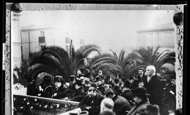 Autoritats i familiars assistint a l'acte d'inauguració d'un monument a Joan Sallarès i Pla a la Plaça del Doctor Robert. Sabadell