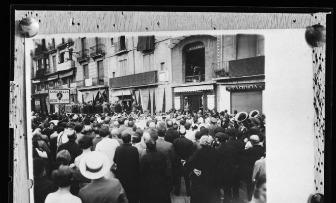 Moment de descobrir la làpida a la plaça Major que li dóna el nom de General Primo de Rivera, marqués de Estella. Sabadell