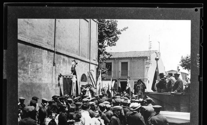 Ofrena floral a la làpida de Llàtzer Zamenhof a l'última travessia de la Via Massagué amb l'assistència de les autoritats esperantistes. Sabadell