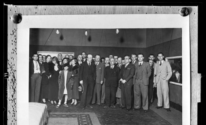 Grup d'assistents a la inauguració d'una exposició de l'artista Rafael Durancamps Folguera, a l'Acadèmia de Belles Arts. Sabadell