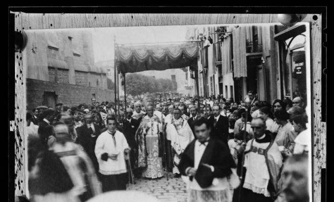 El bisbe de Barcelona Joan Laguarda Fenollera sota el tàlem pel carrer de Gràcia durant la seva visita pastoral. Sabadell