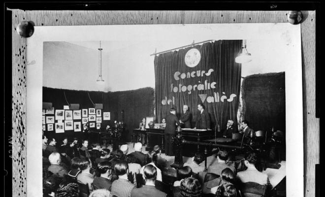 Acte de repartiment de premis d'un concurs fotogràfic organitzat pel Centre Excursionista del Vallès i celebrat a la sala d'actes del Centre Català. Sabadell