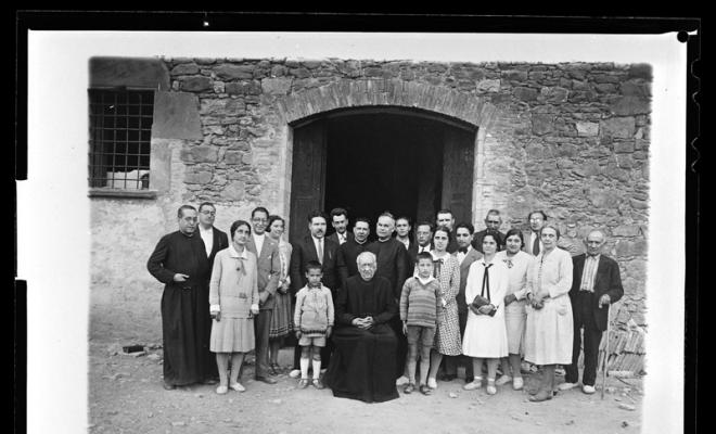 Grup de persones amb el canonge Jaume Collell i Bancells. Vic