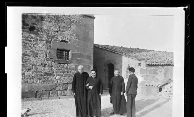 El canonge Jaume Collell i Bancells del braç del doctor Lluís Carreras i mossen Antoni Baranguer. Vic